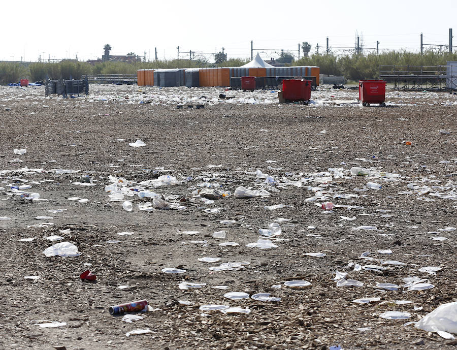 El recinto en el que ayer se congregaron cerca de 20.000 jóvenes ha despertado hoy con miles de botellas y bolsas de plástico en el suelo. Los operarios de la organización trabajaban para retirar toda la cantidad de basura que se extendía a los caminos de acceso al lugar en el que se celebraron las paellas universitarias. Incluso alguna acequia cercana también presentaba botellas y bolsas en sus aguas.