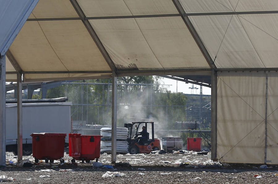 El recinto en el que ayer se congregaron cerca de 20.000 jóvenes ha despertado hoy con miles de botellas y bolsas de plástico en el suelo. Los operarios de la organización trabajaban para retirar toda la cantidad de basura que se extendía a los caminos de acceso al lugar en el que se celebraron las paellas universitarias. Incluso alguna acequia cercana también presentaba botellas y bolsas en sus aguas.