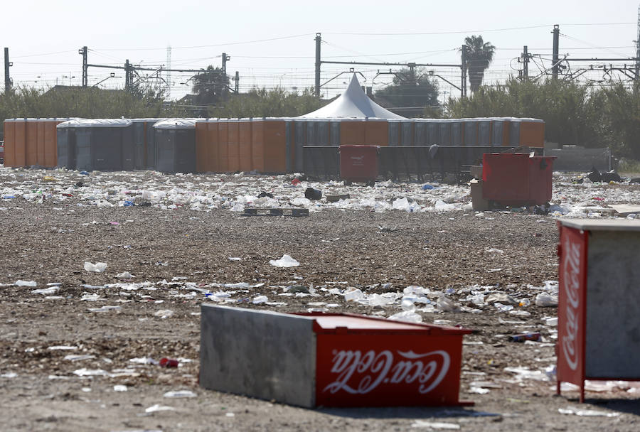 El recinto en el que ayer se congregaron cerca de 20.000 jóvenes ha despertado hoy con miles de botellas y bolsas de plástico en el suelo. Los operarios de la organización trabajaban para retirar toda la cantidad de basura que se extendía a los caminos de acceso al lugar en el que se celebraron las paellas universitarias. Incluso alguna acequia cercana también presentaba botellas y bolsas en sus aguas.