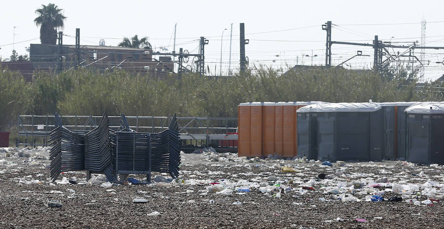 El recinto en el que ayer se congregaron cerca de 20.000 jóvenes ha despertado hoy con miles de botellas y bolsas de plástico en el suelo. Los operarios de la organización trabajaban para retirar toda la cantidad de basura que se extendía a los caminos de acceso al lugar en el que se celebraron las paellas universitarias. Incluso alguna acequia cercana también presentaba botellas y bolsas en sus aguas.