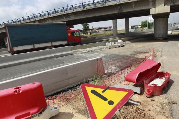 Restos de material de obras en una carretera valenciana. 