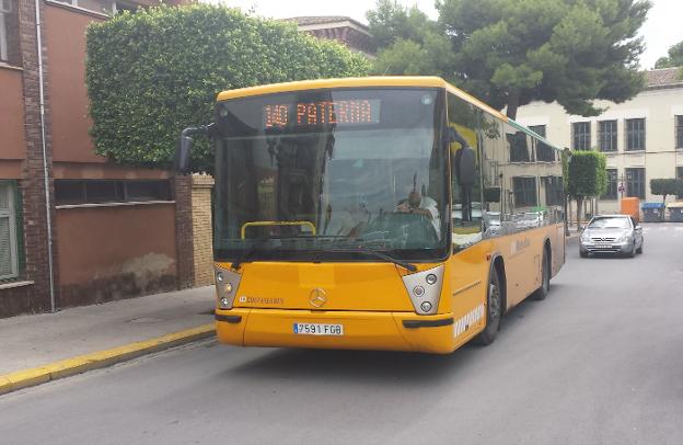 Un autobús del servicio metropolitano por Paterna. 