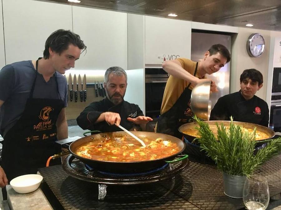 Los actores James y Oliver Phelps, los gemelos de la famosa saga cinematográfica de Harry Potter, han aprendido a cocinar una paella típica valenciana en una escuela culinaria durante su estancia en la ciudad de València por la inauguración de la exposición «Harry Potter The Exhibition». Los gemelos Weasley llegaron a la ciudad el pasado jueves para la inauguración de la muestra, junto a la actriz Natalia Tena, y ayer asistieron, de la mano de Turismo Valencia, a la escuela gastronómica Valencia Club Cocina, donde aprendieron a preparar paella valenciana, coca en landa y horchata de chufa. También realizaron una visita al mercado de Algirós, donde vendedores y clientes fueron sorprendidos por los actores británicos que se interesaron por los productos autóctonos y degustaron numerosos de ellos. 