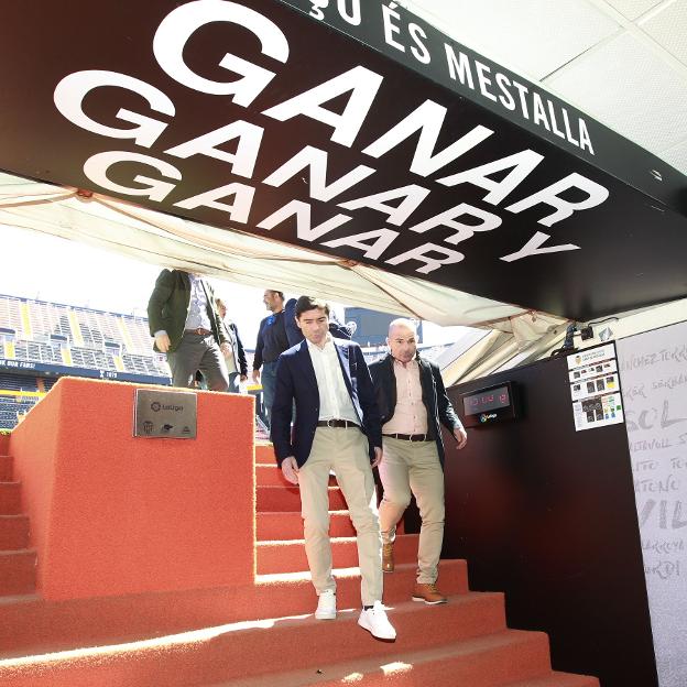 Marcelino y Paco López, ayer en el túnel de Mestalla. 