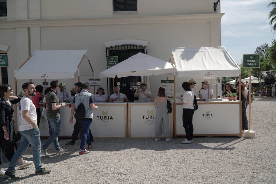 El Festival de l'horta Turia ha ofrecido en la Masía de San Antonio de Benifaió, 12 horas de música y gastronomía en plena huerta. Els Jóvens, Lewis OfMan, Cariño, The Parrots, Novedades Carminha, Cero en Conducta y Hits With Tits han completado el cartel de este certamen nacido hace tres años para «acercar la huerta a la ciudadanía y rendir homenaje a los agricultores cuyo trabajo permite que disfrutemos del patrimonio natural», resaltó la organización.