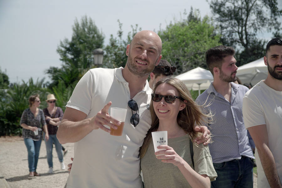 El Festival de l'horta Turia ha ofrecido en la Masía de San Antonio de Benifaió, 12 horas de música y gastronomía en plena huerta. Els Jóvens, Lewis OfMan, Cariño, The Parrots, Novedades Carminha, Cero en Conducta y Hits With Tits han completado el cartel de este certamen nacido hace tres años para «acercar la huerta a la ciudadanía y rendir homenaje a los agricultores cuyo trabajo permite que disfrutemos del patrimonio natural», resaltó la organización.