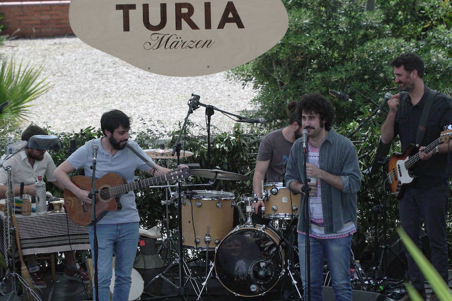 El Festival de l'horta Turia ha ofrecido en la Masía de San Antonio de Benifaió, 12 horas de música y gastronomía en plena huerta. Els Jóvens, Lewis OfMan, Cariño, The Parrots, Novedades Carminha, Cero en Conducta y Hits With Tits han completado el cartel de este certamen nacido hace tres años para «acercar la huerta a la ciudadanía y rendir homenaje a los agricultores cuyo trabajo permite que disfrutemos del patrimonio natural», resaltó la organización.