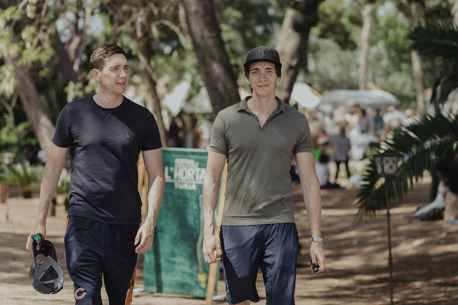 Los actores James y Oliver Phelps, los gemelos de la famosa saga cinematográfica de Harry Potter, han aprendido a cocinar una paella típica valenciana en una escuela culinaria durante su estancia en la ciudad de València por la inauguración de la exposición «Harry Potter The Exhibition». Los gemelos Weasley llegaron a la ciudad el pasado jueves para la inauguración de la muestra, junto a la actriz Natalia Tena, y ayer asistieron, de la mano de Turismo Valencia, a la escuela gastronómica Valencia Club Cocina, donde aprendieron a preparar paella valenciana, coca en landa y horchata de chufa. También realizaron una visita al mercado de Algirós, donde vendedores y clientes fueron sorprendidos por los actores británicos que se interesaron por los productos autóctonos y degustaron numerosos de ellos. Además en este domingo, los actores han estado en Mestalla, según imágenes que ha difundido el propio Valencia CF, y en el Festival l'Horta.