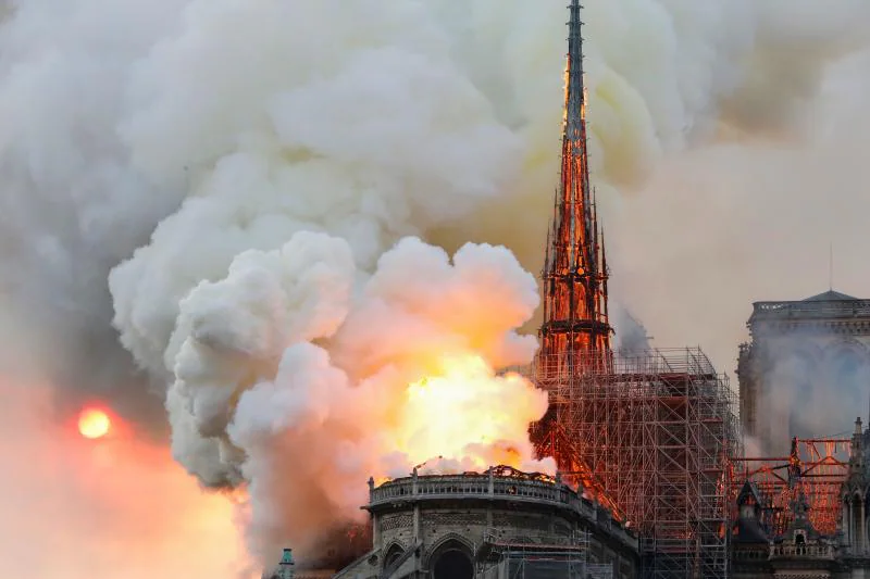 Incendio catedral Notre Dame | Así ha caído la aguja de la catedral de Notre Dame