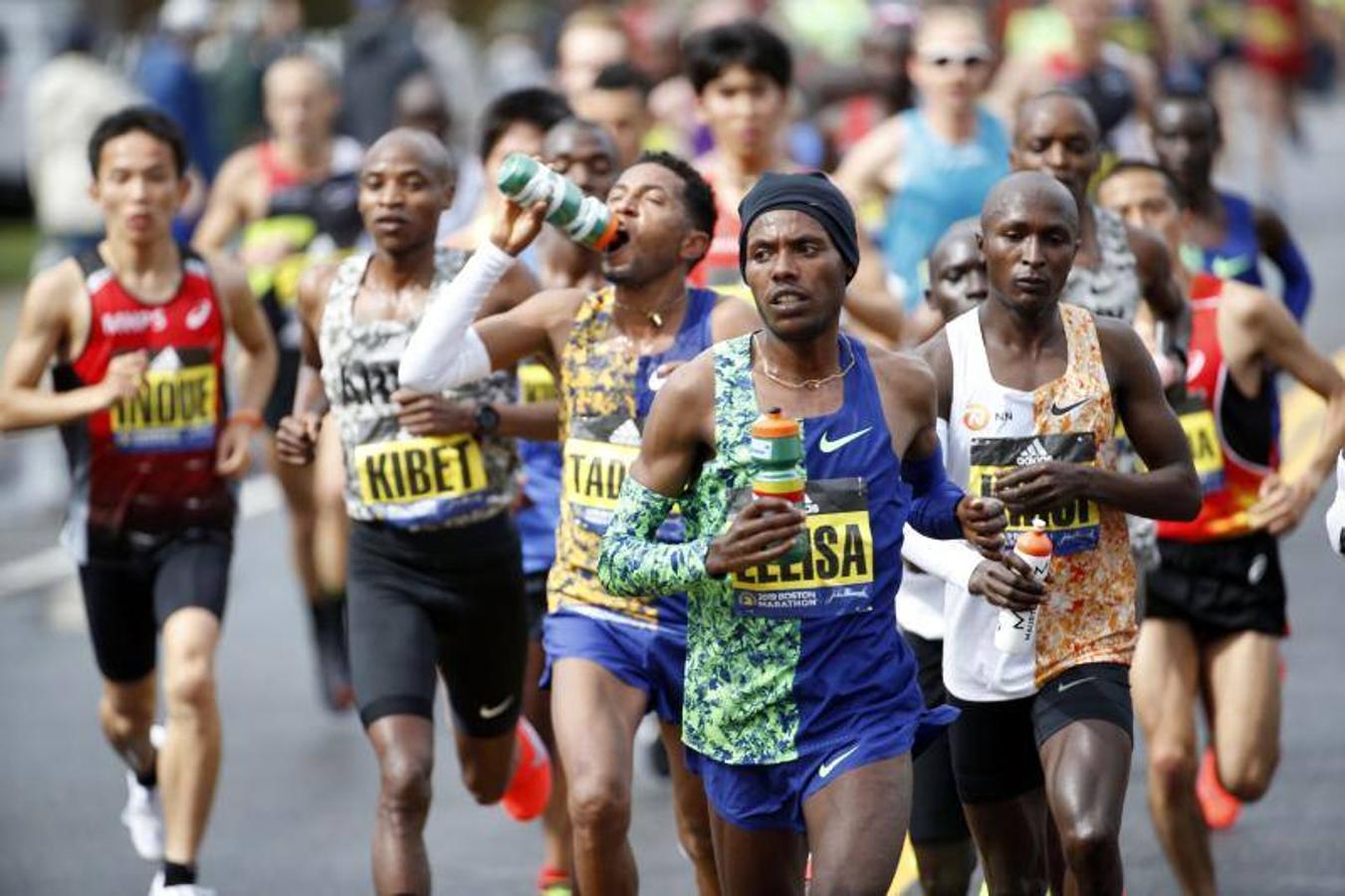 El Maratón de Boston 2019 ha estado marcado por la lluvia. Miles de atletas han recorrido las principales calles de la ciudad de Massachussets en uno de los maratones más prestigiosos del mundo, uno de los seis majors.