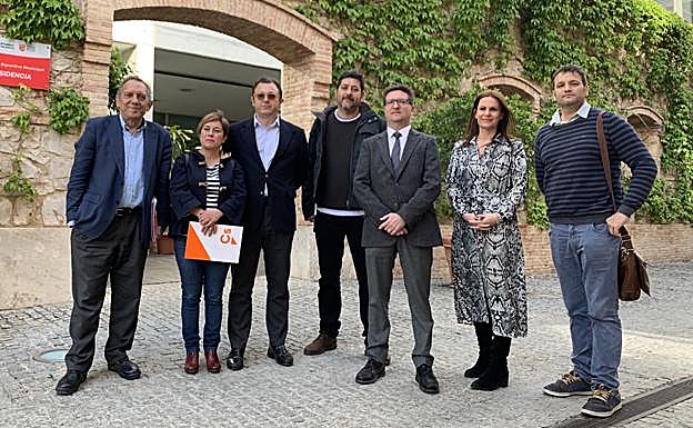 Los representantes de los partidos, junto a Alberto Villanueva y Mariano Vivancos, de Feceval.