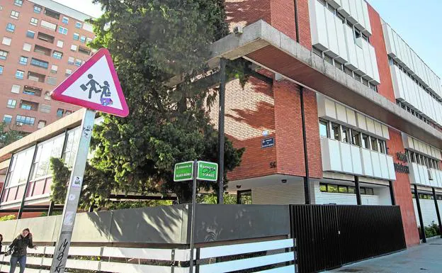 Fachadas del colegio Guadalaviar de Valencia recayentes a las avenidas Blasco Ibáñez y Aragón.