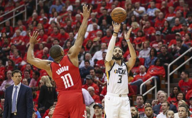 Ricky Rubio (3), lanza el balón ante el bloqueo del escolta de los Houston Rockets, Eric Gordon (10).