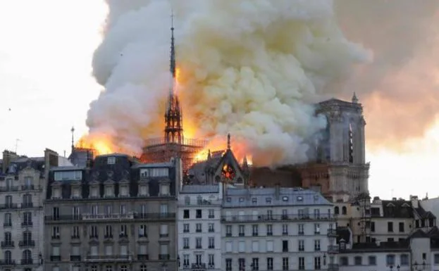 París llora la pérdida de Notre Dame a causa de las llamas. 