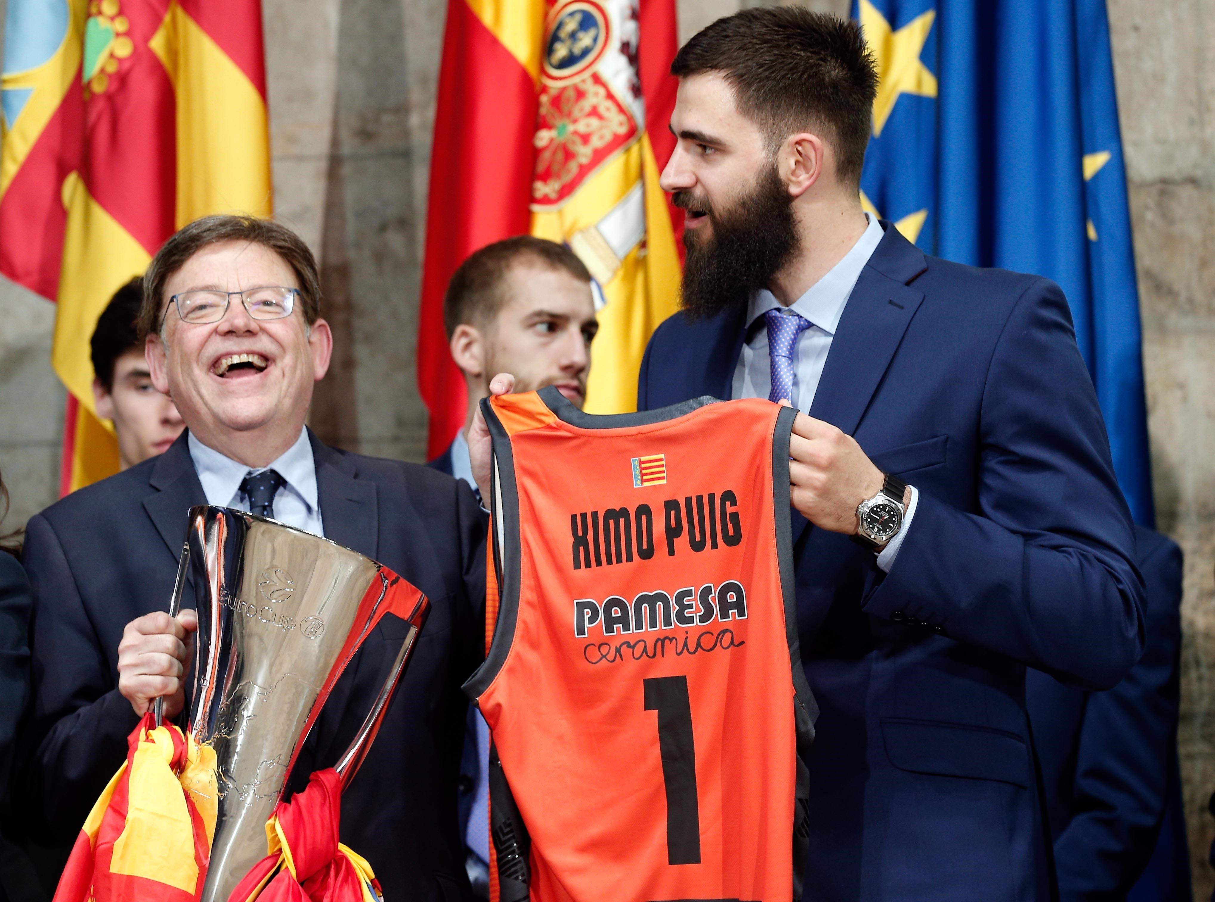 Fotos: El Valencia Basket celebra junto a la afición la victoria de la Eurocup