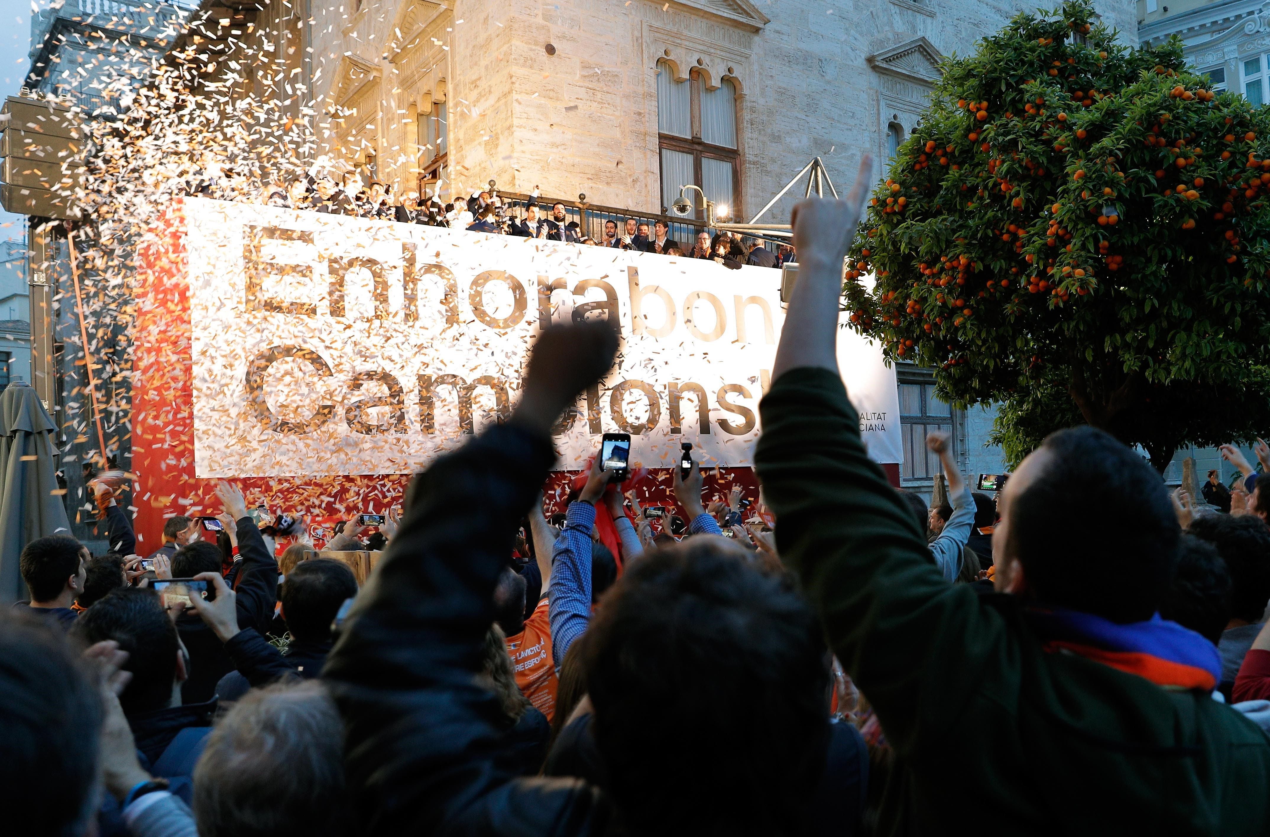 Fotos: El Valencia Basket celebra junto a la afición la victoria de la Eurocup