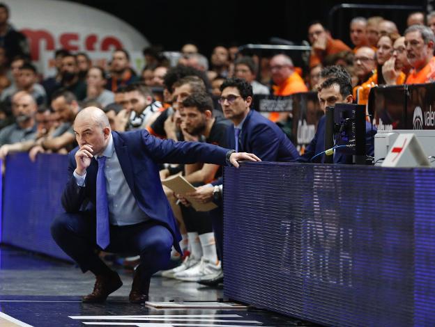 Jaume Ponsarnau,
concentrado junto
al banquillo del
Valencia Basket.
