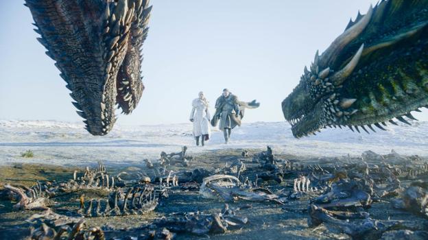 Daenerys y Jon Snow, ante sus dragones en el reino del Norte.