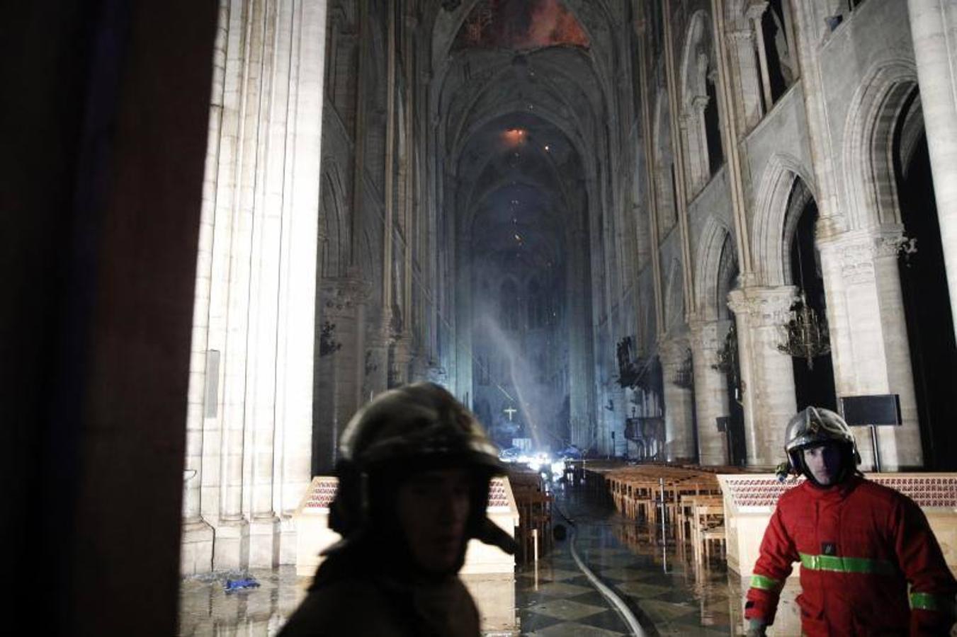 Dos tercios de la techumbre de la catedral de París se han quemado con el  incendio de Notre Dame  del 15 de abril de 2019