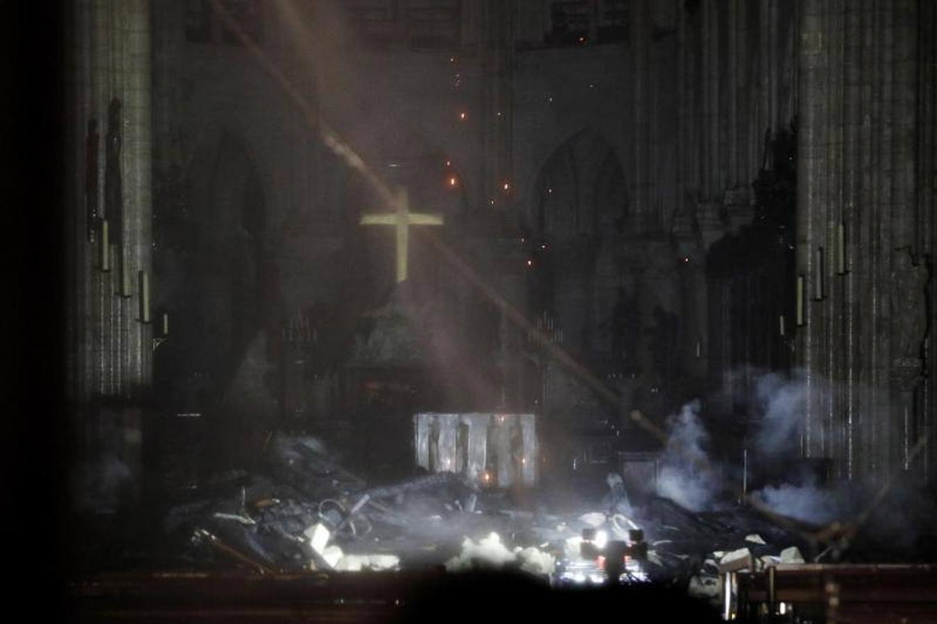 Dos tercios de la techumbre de la catedral de París se han quemado con el  incendio de Notre Dame  del 15 de abril de 2019