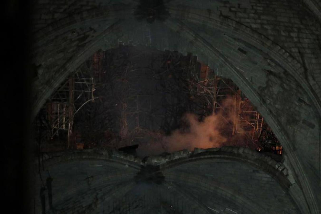 Dos tercios de la techumbre de la catedral de París se han quemado con el  incendio de Notre Dame  del 15 de abril de 2019