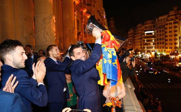 Rafa Martínez levanta la copa de campeones en el balcón del Ayuntamiento.