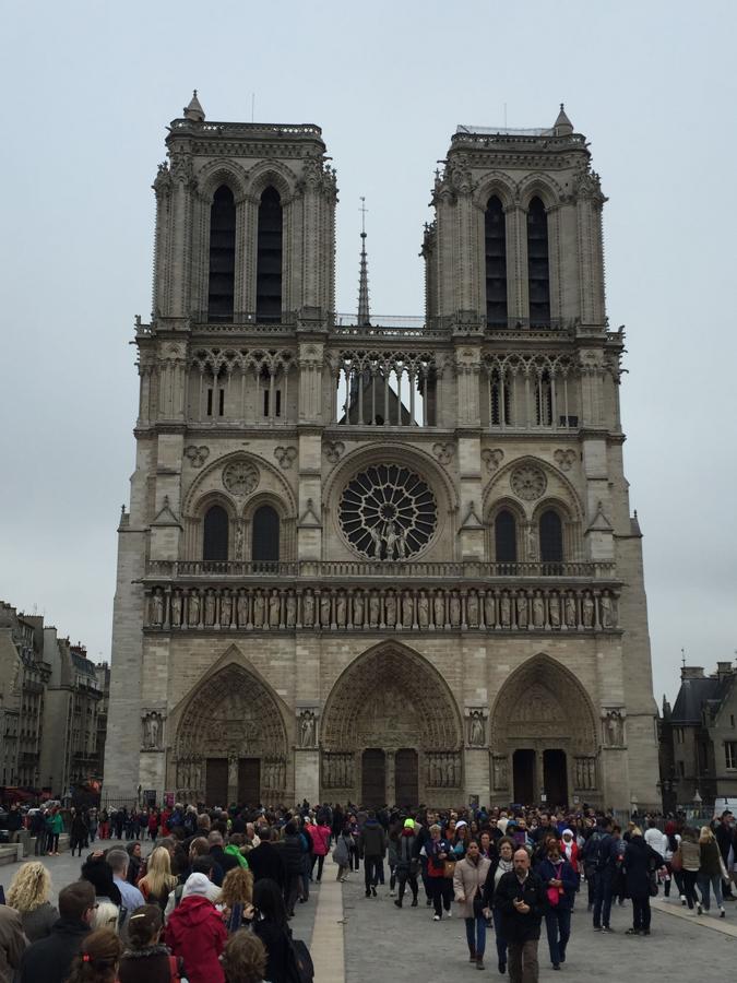 Dos tercios de la techumbre de la catedral de París se han quemado con el  incendio de Notre Dame  del 15 de abril de 2019