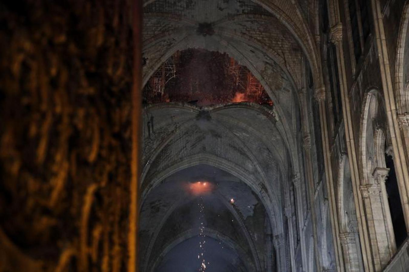 Dos tercios de la techumbre de la catedral de París se han quemado con el  incendio de Notre Dame  del 15 de abril de 2019