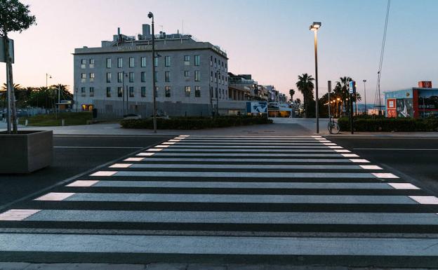 Imagen principal - La Marina estrena los primeros pasos de peatones inteligentes de Valencia