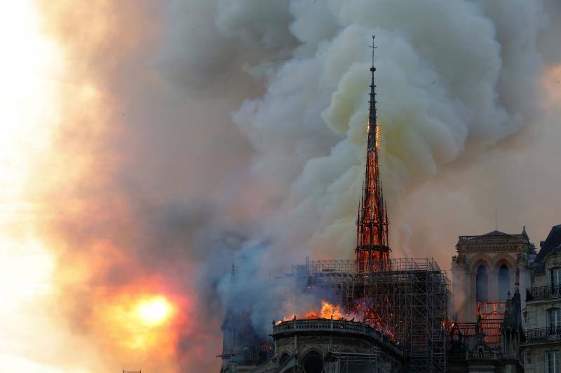 Dos tercios de la techumbre de la catedral de París se han quemado con el incendio del 15 de abril de 2019