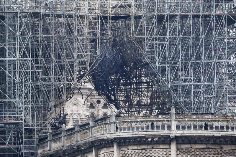 Dos tercios de la techumbre de la catedral de París se han quemado con el incendio del 15 de abril de 2019