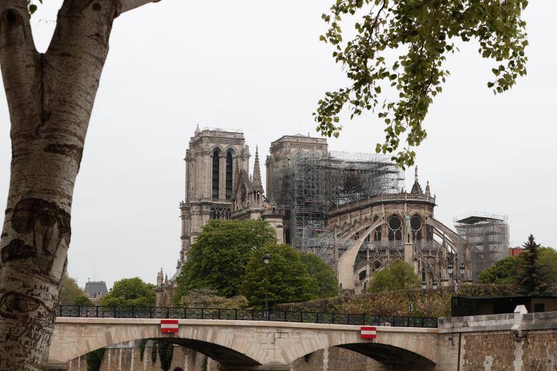 Dos tercios de la techumbre de la catedral de París se han quemado con el incendio del 15 de abril de 2019