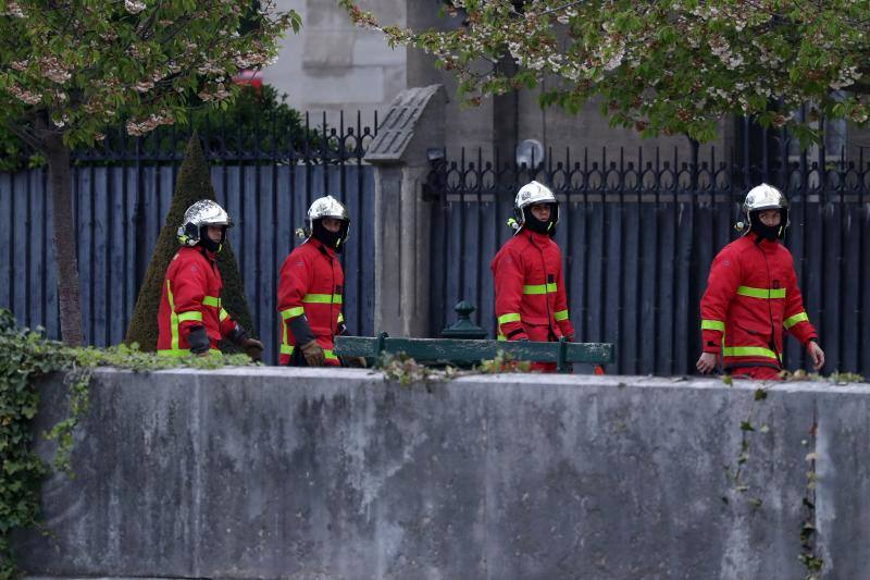 Dos tercios de la techumbre de la catedral de París se han quemado con el incendio del 15 de abril de 2019