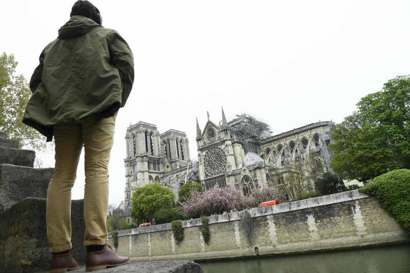 Dos tercios de la techumbre de la catedral de París se han quemado con el incendio del 15 de abril de 2019