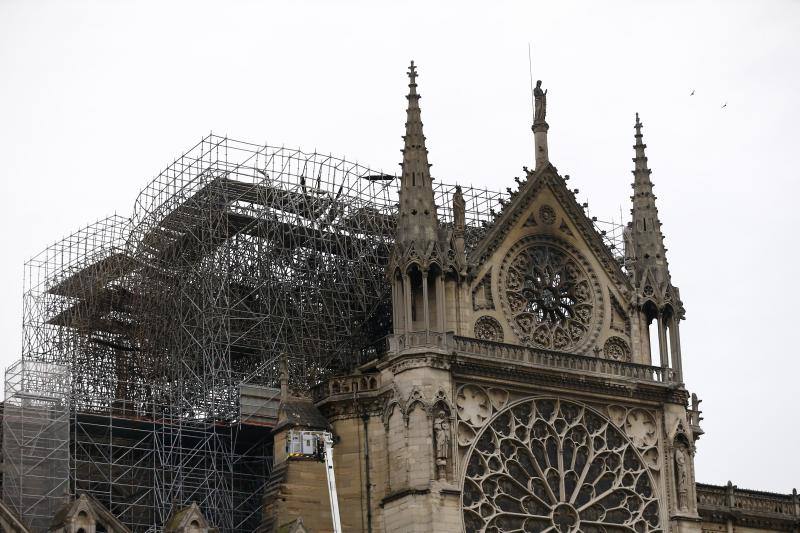 Dos tercios de la techumbre de la catedral de París se han quemado con el incendio del 15 de abril de 2019