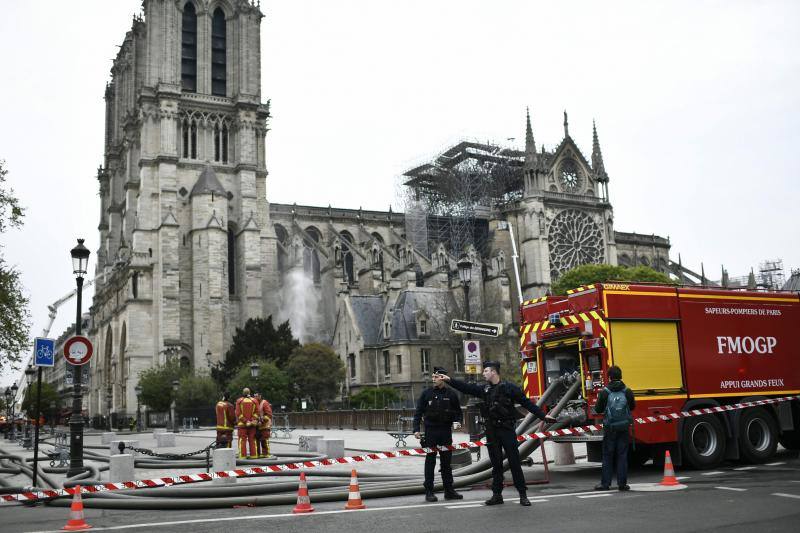 Dos tercios de la techumbre de la catedral de París se han quemado con el incendio del 15 de abril de 2019