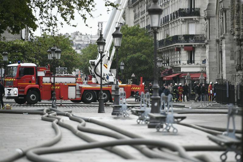 Dos tercios de la techumbre de la catedral de París se han quemado con el incendio del 15 de abril de 2019