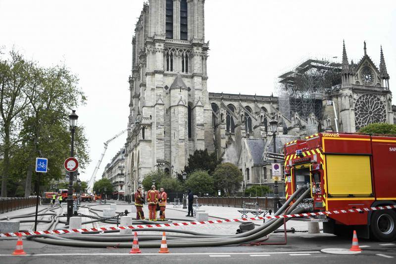 Dos tercios de la techumbre de la catedral de París se han quemado con el incendio del 15 de abril de 2019