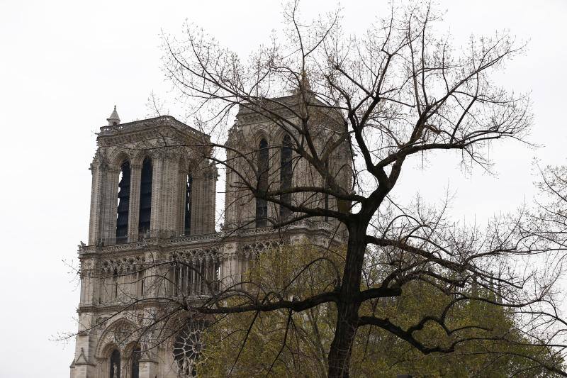 Dos tercios de la techumbre de la catedral de París se han quemado con el  incendio de Notre Dame  del 15 de abril de 2019