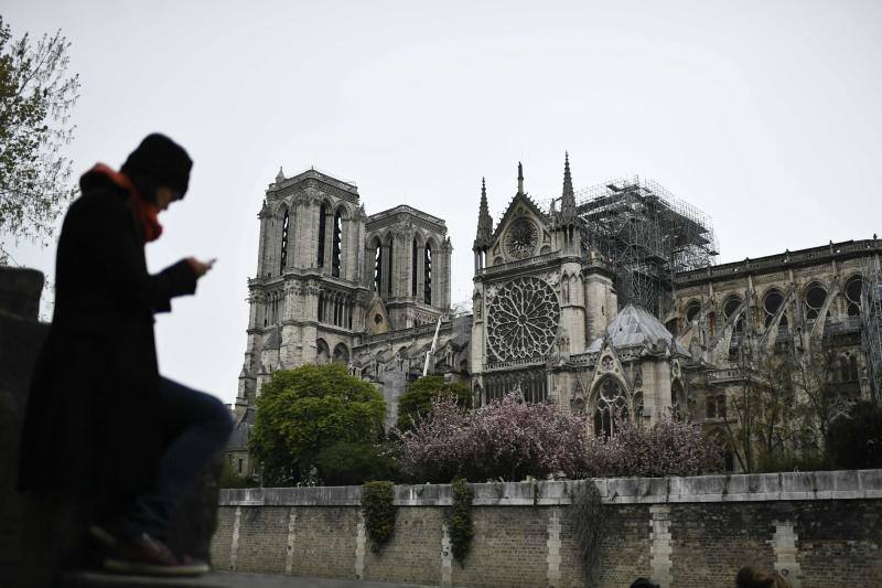 Dos tercios de la techumbre de la catedral de París se han quemado con el  incendio de Notre Dame  del 15 de abril de 2019