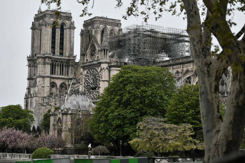 Dos tercios de la techumbre de la catedral de París se han quemado con el  incendio de Notre Dame  del 15 de abril de 2019