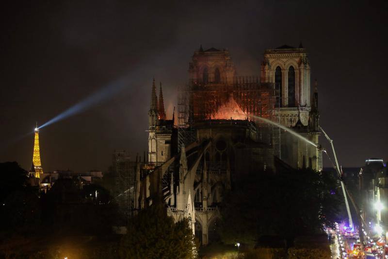 Dos tercios de la techumbre de la catedral de París se han quemado con el incendio del 15 de abril de 2019