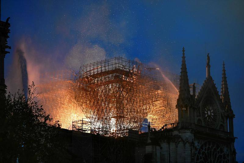 Dos tercios de la techumbre de la catedral de París se han quemado con el incendio del 15 de abril de 2019