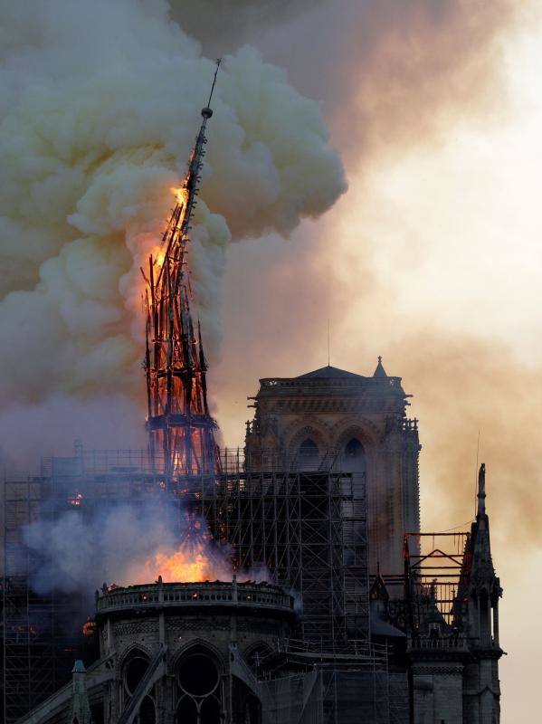 Dos tercios de la techumbre de la catedral de París se han quemado con el incendio del 15 de abril de 2019