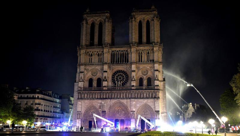 Dos tercios de la techumbre de la catedral de París se han quemado con el incendio del 15 de abril de 2019