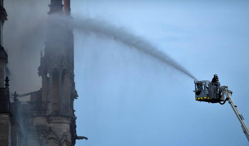 Dos tercios de la techumbre de la catedral de París se han quemado con el incendio del 15 de abril de 2019