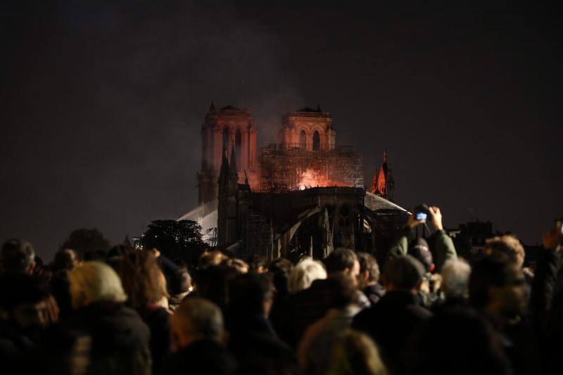 Dos tercios de la techumbre de la catedral de París se han quemado con el incendio del 15 de abril de 2019