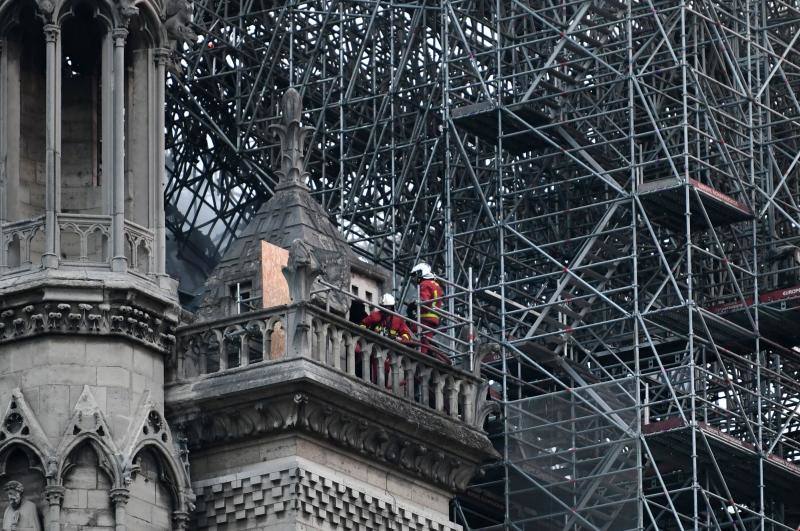 Dos tercios de la techumbre de la catedral de París se han quemado con el  incendio de Notre Dame  del 15 de abril de 2019