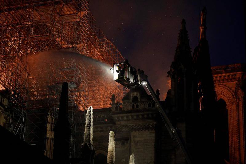 Dos tercios de la techumbre de la catedral de París se han quemado con el incendio del 15 de abril de 2019