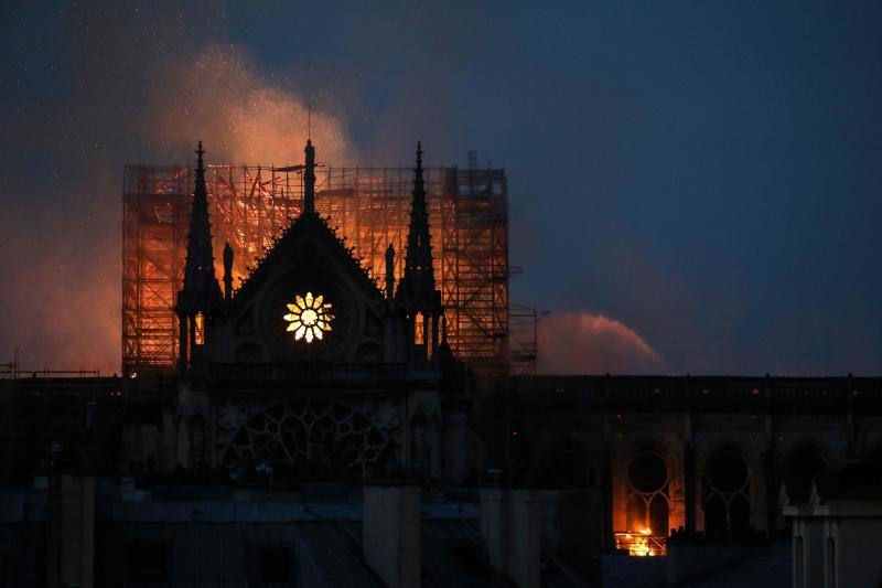 Dos tercios de la techumbre de la catedral de París se han quemado con el incendio del 15 de abril de 2019